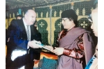 Prim. Dr Novak Vukoje i Moamer El Gadafi (Tripoli, januar 2006. godine)